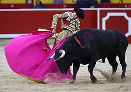 El novillero Samuel Navalón, durante la faena a su primero de la tarde