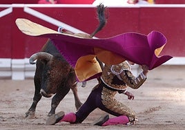 El diestro Borja Jiménez recibe con el capote a su primer toro de la tarde en la tercera de abono de la Feria de Toro de los Sanfermines 2024.