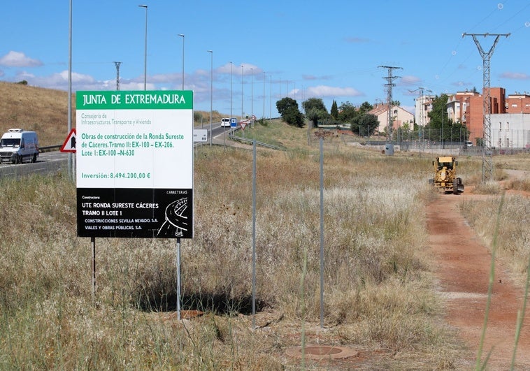 Trabajos de maquinaria pesada para acondicionar el terreno cerca de La Cañada.