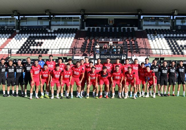 Foto de familia del nuevo Mérida 23-24 en la primera jornada de entrenamientos.