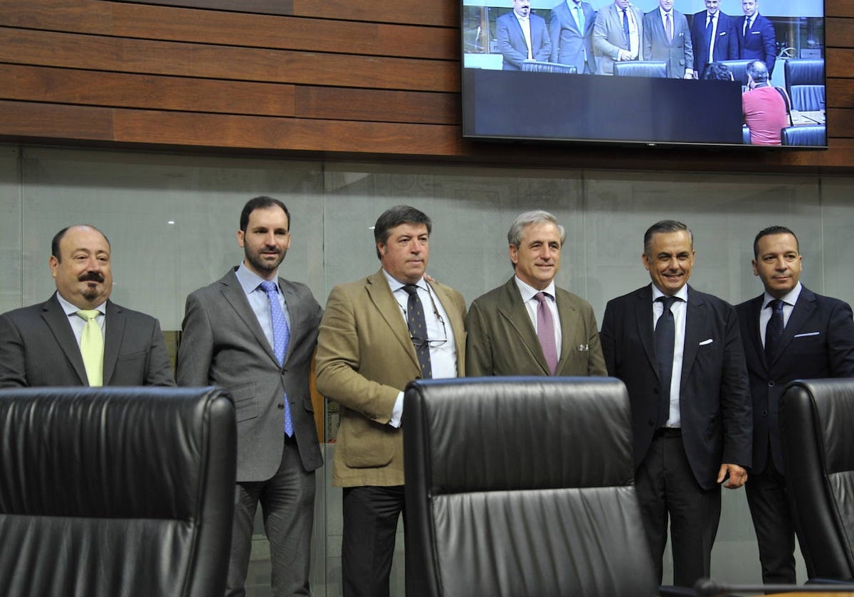 El consejero de Gestión Forestal, Ignacio Higuero, junto a los cinco diputados de Vox en la Asamblea de Extremadura.