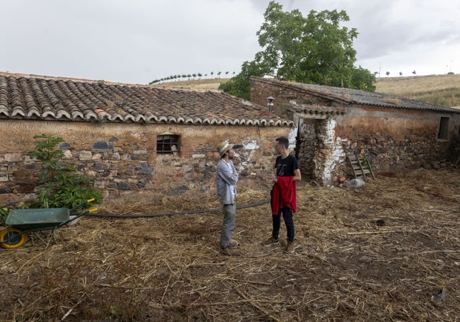 Miembros de Amigos de la Ribera del Marco ante el molino de los Acedo, el último que queda en pie.