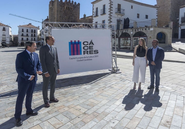 Los representantes institucionales junto el photocall con el logotipo que se ha instalado en la Plaza Mayor.