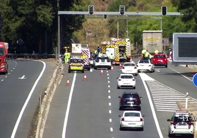 IMagen de los equipos de emergencias y las retenciones registradas en el lugar de los hechos.