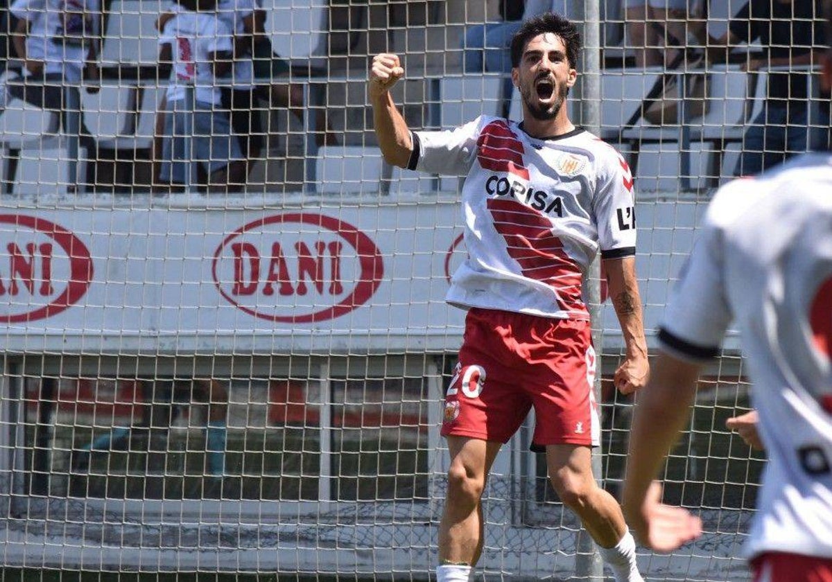 Ander Montori celebra un gol con el L'Hospitalet.