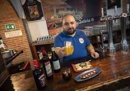 En Cervecería con Jota ofrecen tres vermús: seco, semidulce y reserva, y recomiendan siempre comerse la naranja.