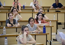 Opositores en Extremadura a punto de hacer su examen.