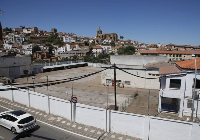 Antiguo solar de Iberdrola en Puente Vadillo, donde se hará el parking.