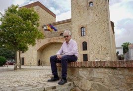 Julián Castaño a las puertas del Museo Arqueológico de Badajoz.