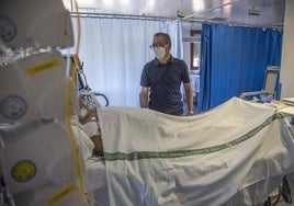 José Andrés Almoril, en la UCI del Hospital de Mérida, en una visita a su padre.