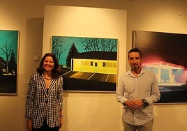 Tina Rodríguez, alcaldesa de Fregenal, y el diputado Ricardo Cabezas junto a una de las obras expuestas.