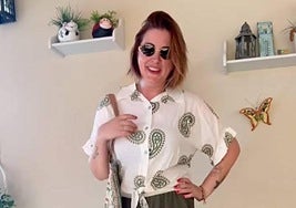 Merche Gutierrez mostrando uno de los conjuntos recibidos de Sabela.