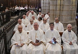 Imágenes de los asistentes a la eucaristía celebrada por el nuevo arzobispo de Mérida-Badajoz, José Rodríguez Carballo