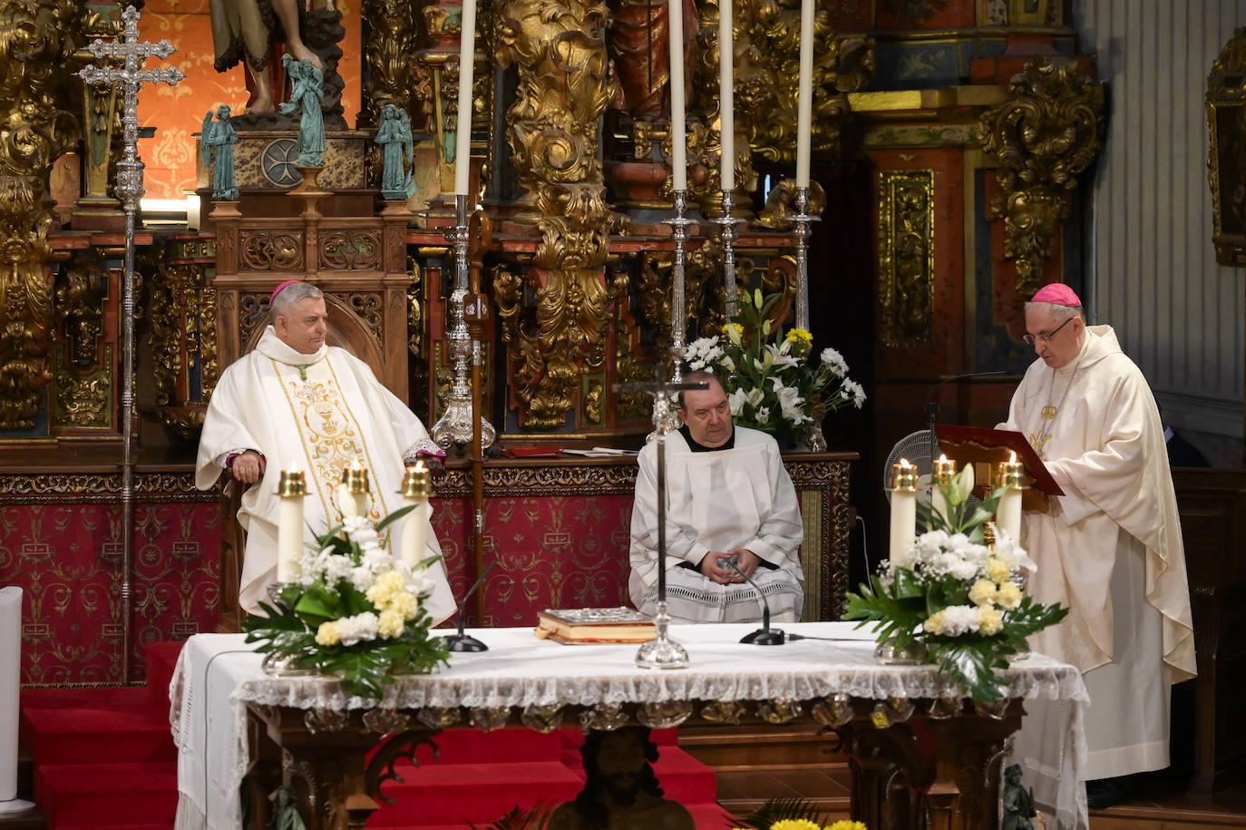 Imágenes de los asistentes a la eucaristía celebrada por el nuevo arzobispo de Mérida-Badajoz, José Rodríguez Carballo