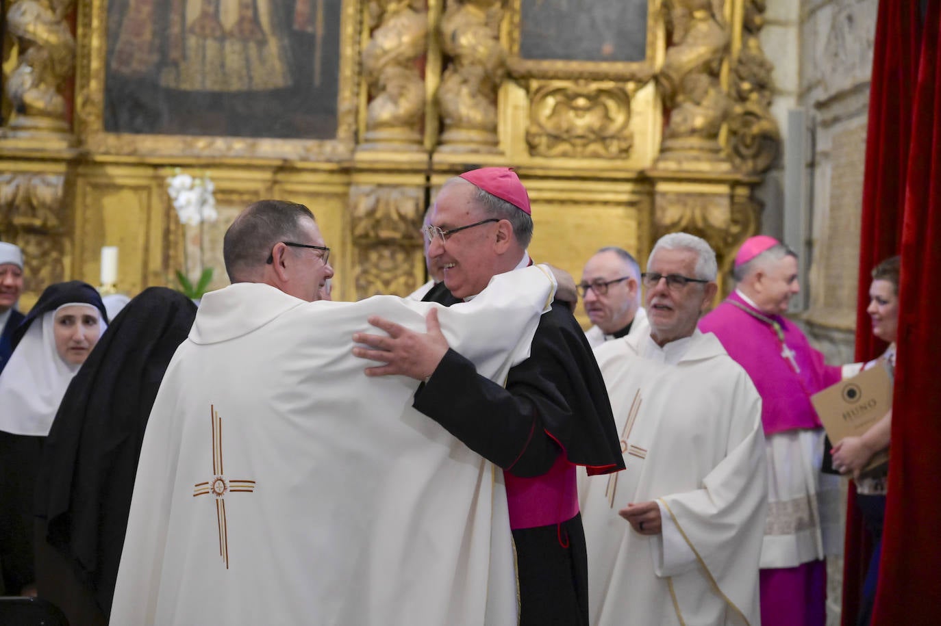 Imágenes de los asistentes a la eucaristía celebrada por el nuevo arzobispo de Mérida-Badajoz, José Rodríguez Carballo