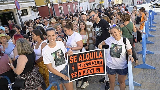 Fans de Ricky Martin hacen cola para el concierto del artista internacional