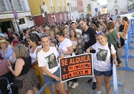 Dos fans sujetan un cartel mientras esperan la apertura de puertas del concierto de Ricky Martin.