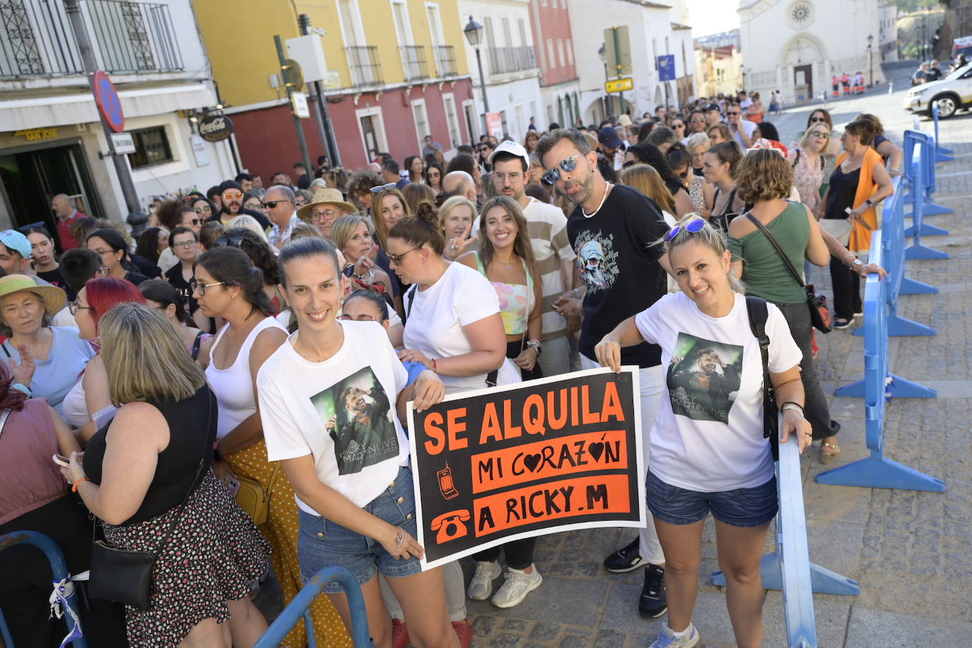 Fans de Ricky Martin hacen cola para el concierto del artista internacional