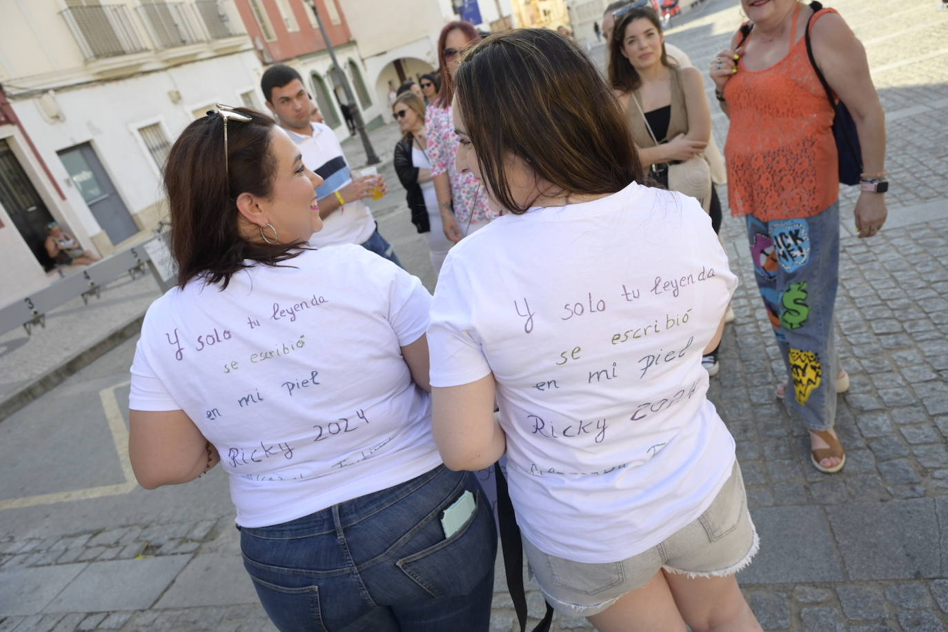 Fans de Ricky Martin hacen cola para el concierto del artista internacional