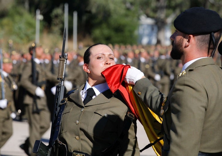 Una soldado jura bandera en el acto que ha tenido lugar este sábado en el Cefot de Cáceres.