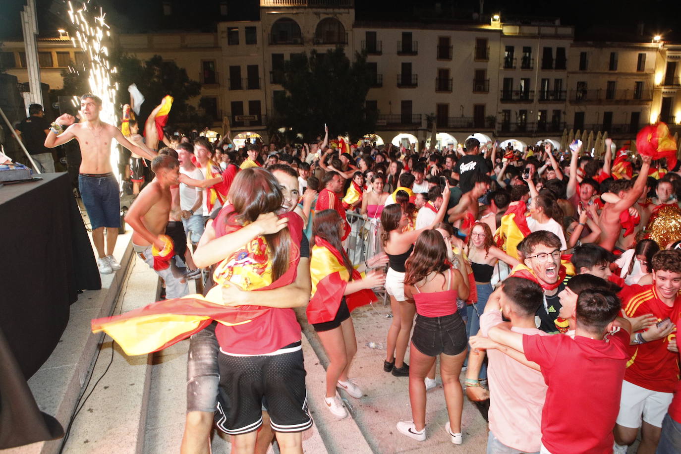 Celebración de la victoria de España en Cáceres