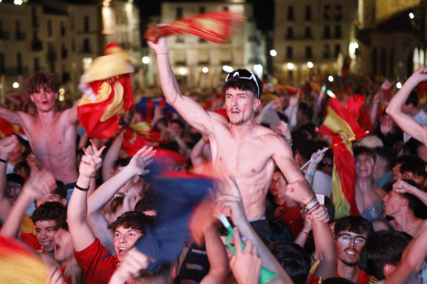 Celebración de la victoria de España en Cáceres