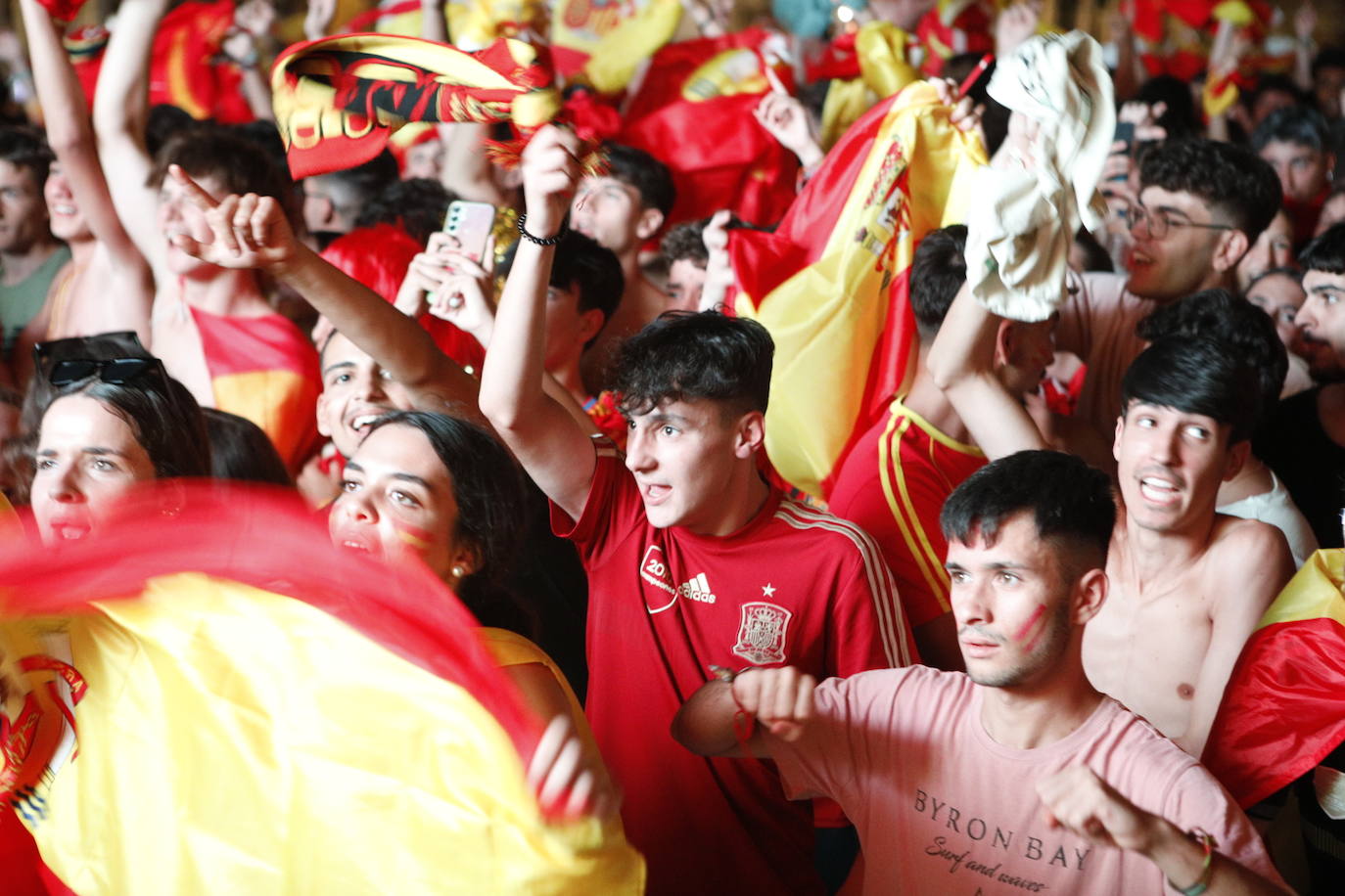 Celebración de la victoria de España en Cáceres