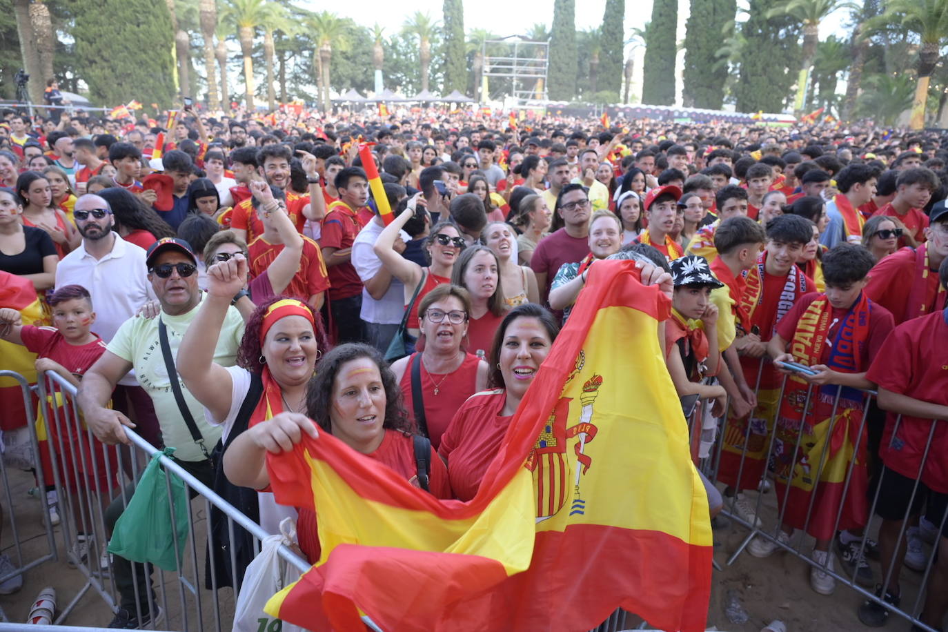 La Alcazaba de Badajoz repleta de público para disfrutar del partido.