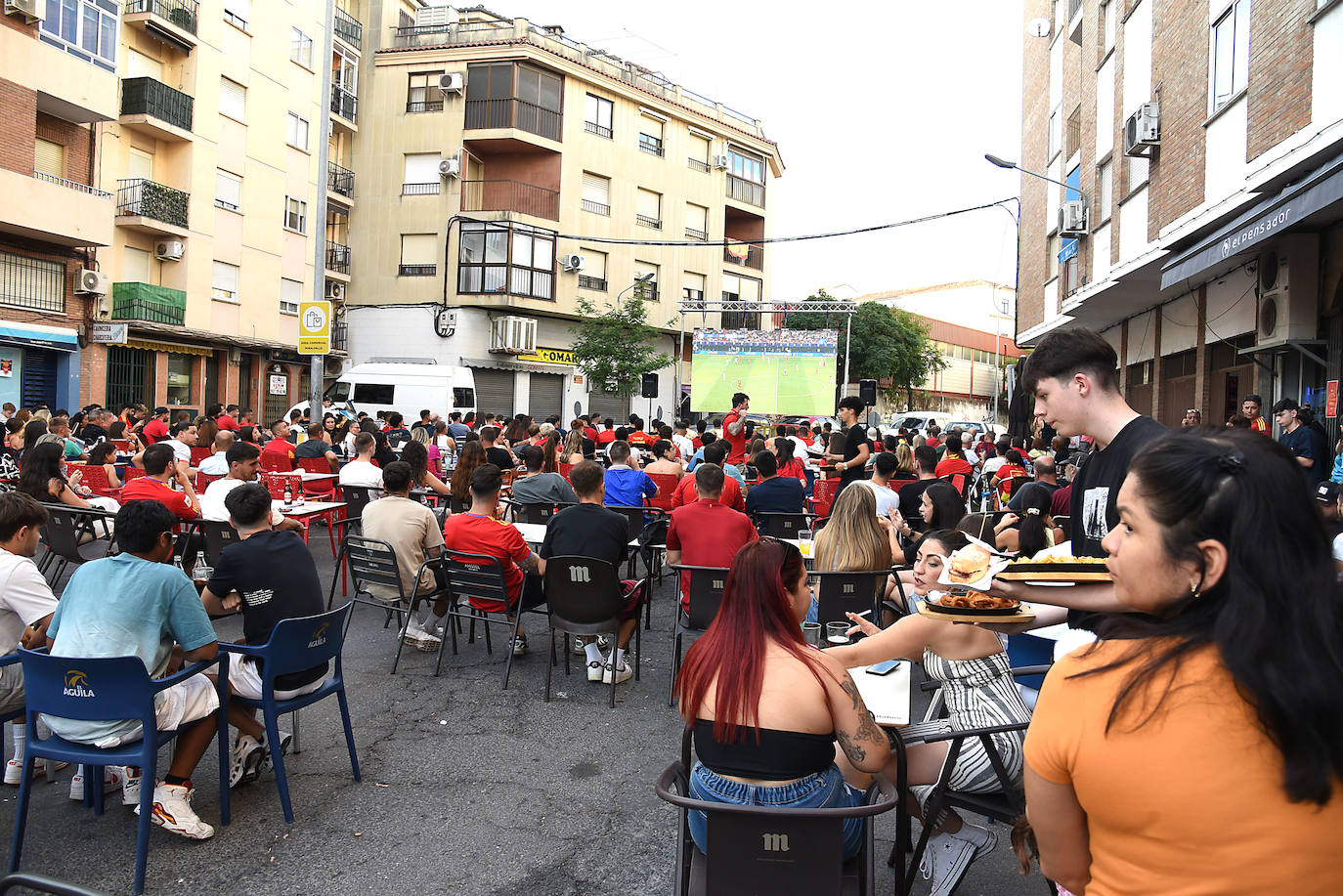 Público reunido en distintas zonas de Plasencia para disfrutar de la final de la Eurocopa