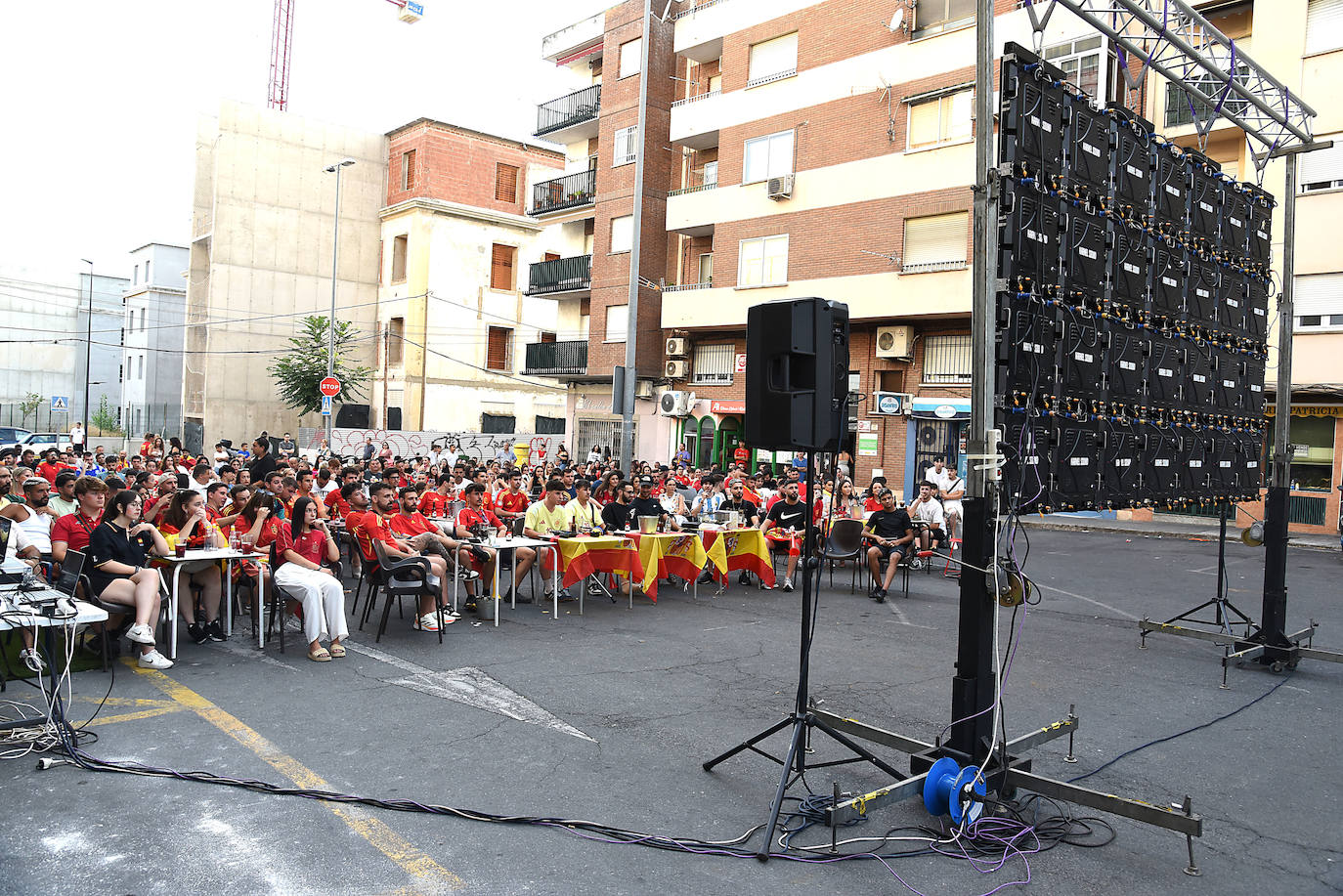 Público reunido en distintas zonas de Plasencia para disfrutar de la final de la Eurocopa