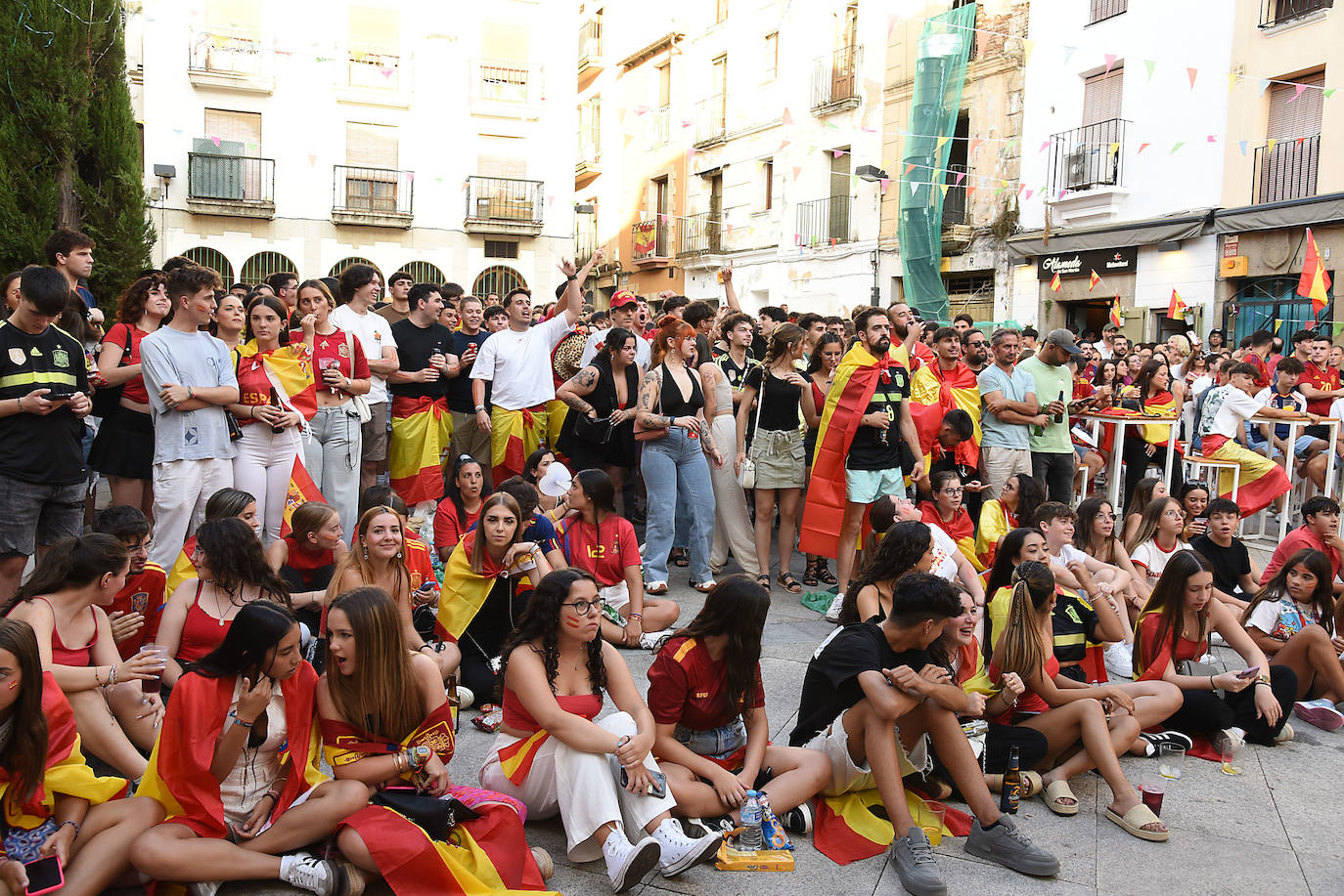 Público reunido en distintas zonas de Plasencia para disfrutar de la final de la Eurocopa