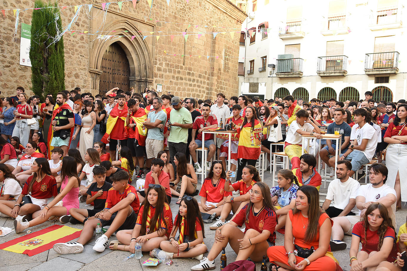 Público reunido en distintas zonas de Plasencia para disfrutar de la final de la Eurocopa