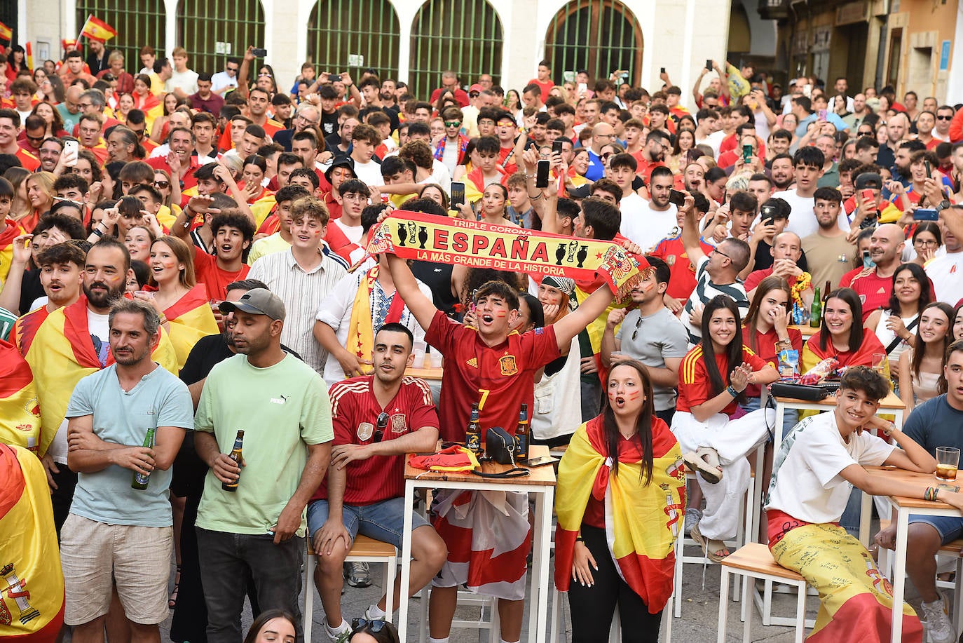 Público reunido en distintas zonas de Plasencia para disfrutar de la final de la Eurocopa