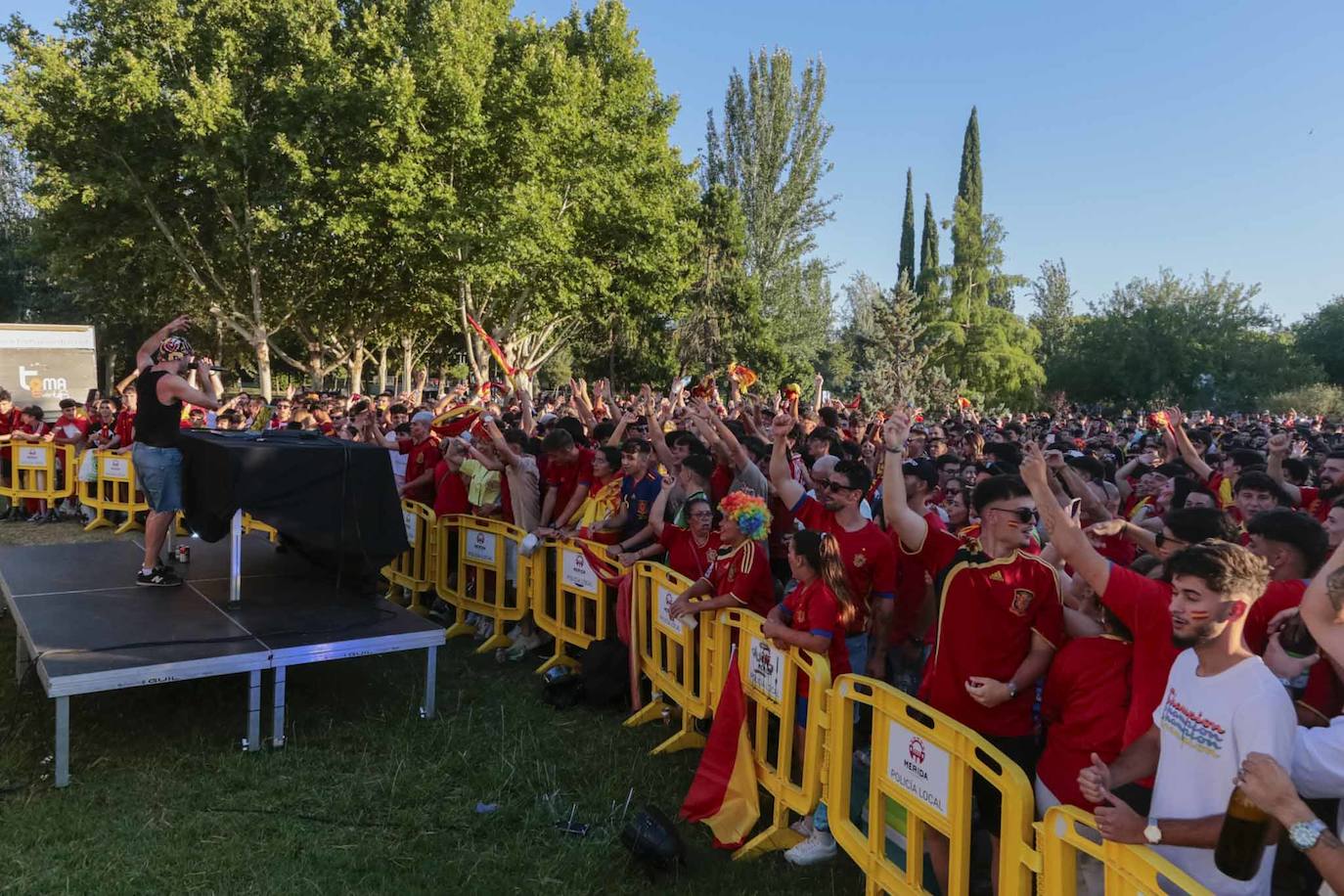 Público reunido en la pantalla gigante instalada en Mérida