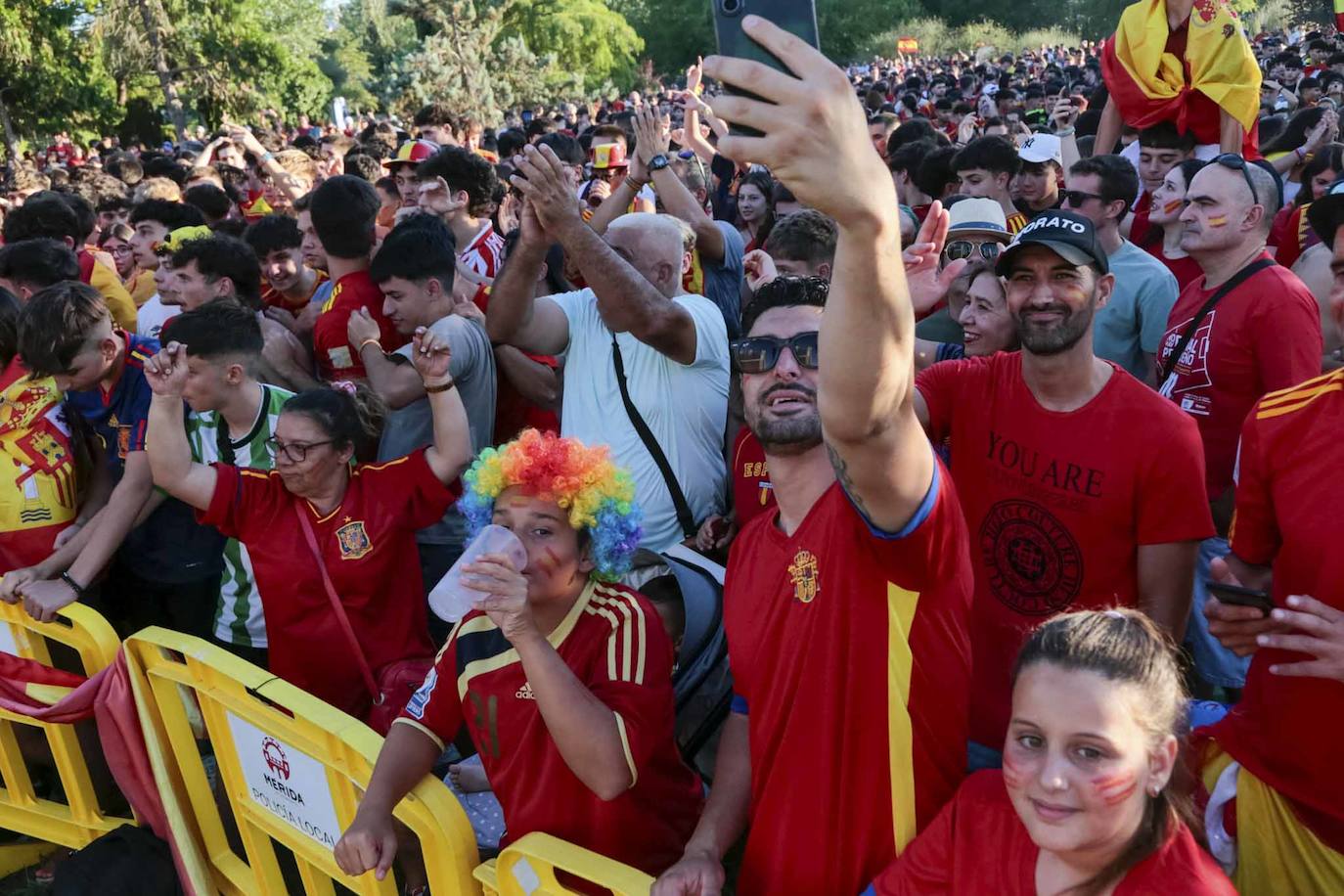 Público reunido en la pantalla gigante instalada en Mérida