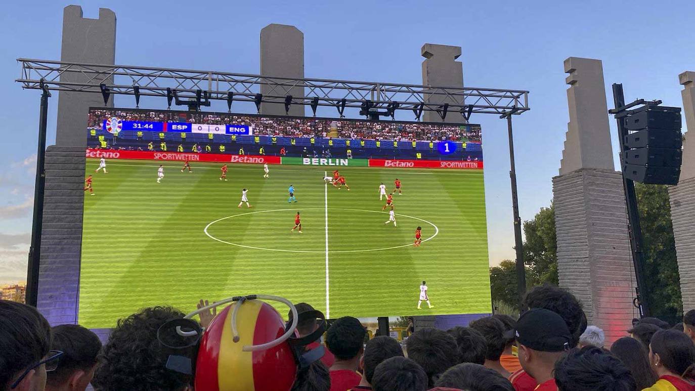 Público reunido en la pantalla gigante instalada en Mérida