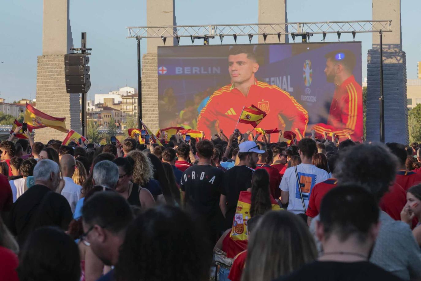 Público reunido en la pantalla gigante instalada en Mérida