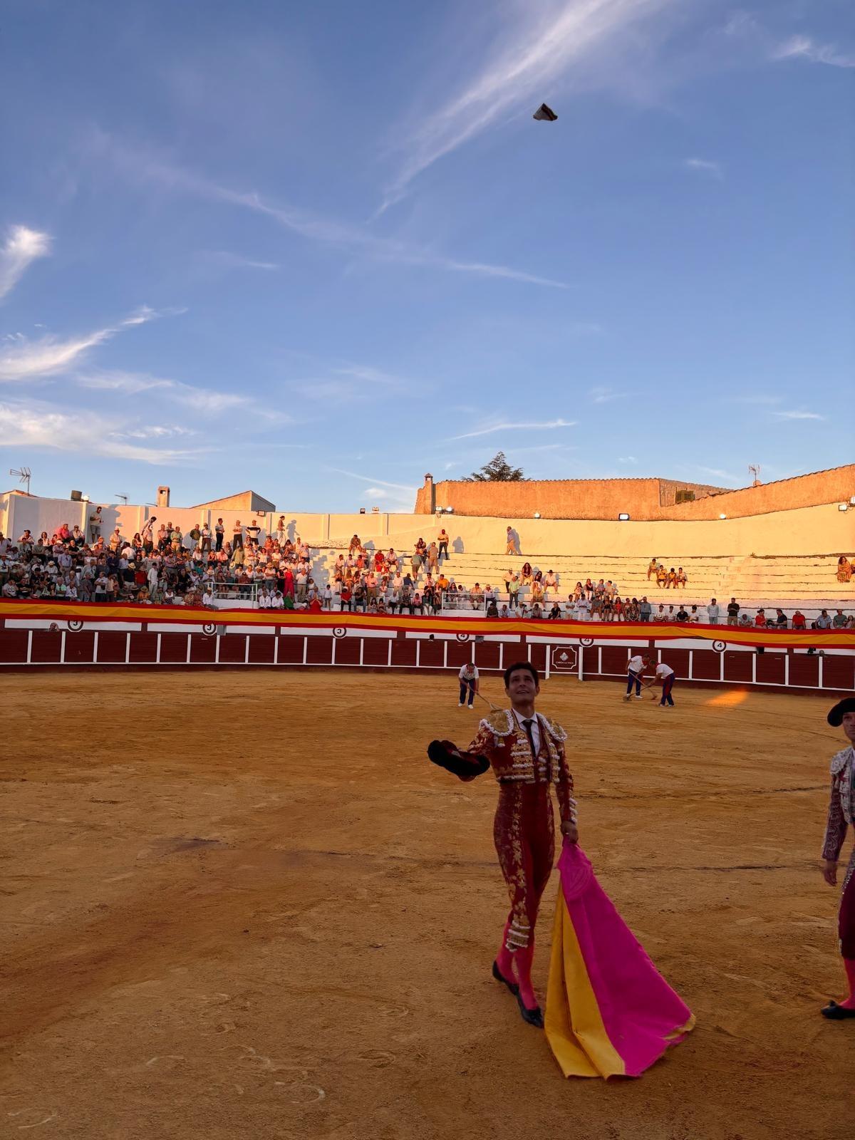 Juanito recibe la ovación del público tras lidiar uno de su lote.