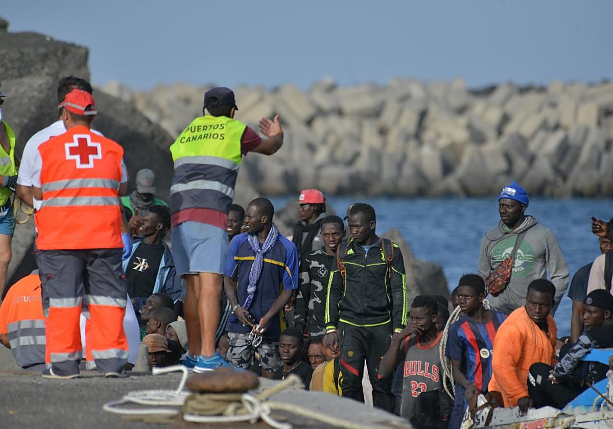 Inmigrantes bajando de una patera al llegar a España.