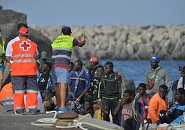 Inmigrantes bajando de una patera al llegar a España.