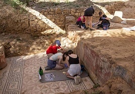 Imágenes de los estudiantes con los mosaicos de la Huerta de Otero