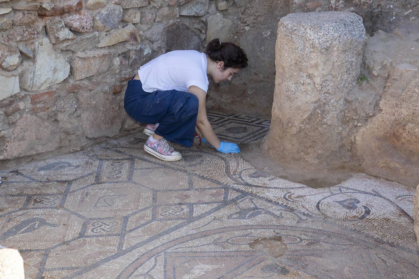 Imágenes de los estudiantes con los mosaicos de la Huerta de Otero