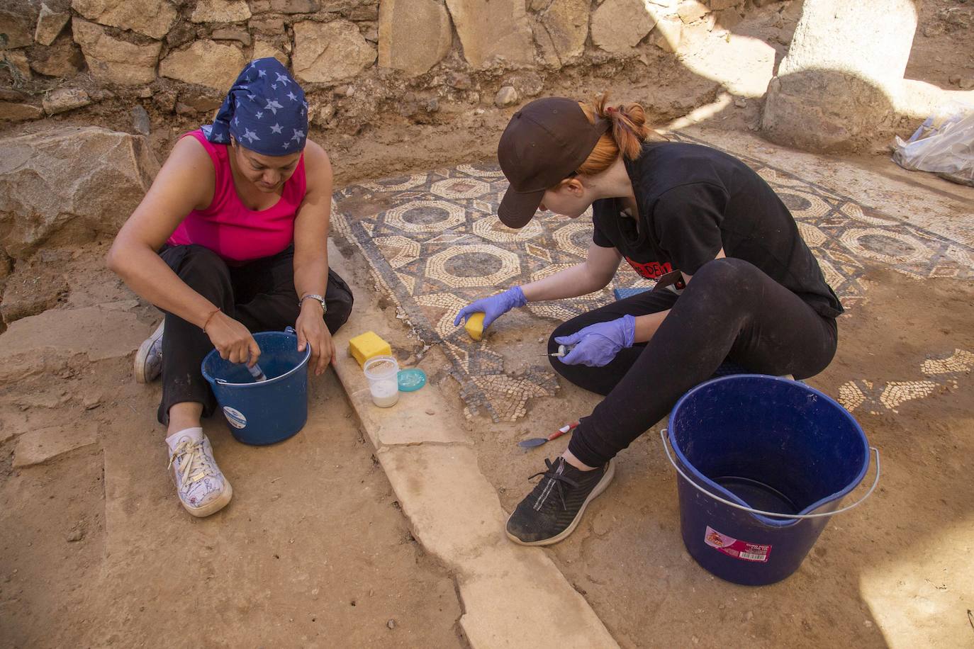 Imágenes de los estudiantes con los mosaicos de la Huerta de Otero