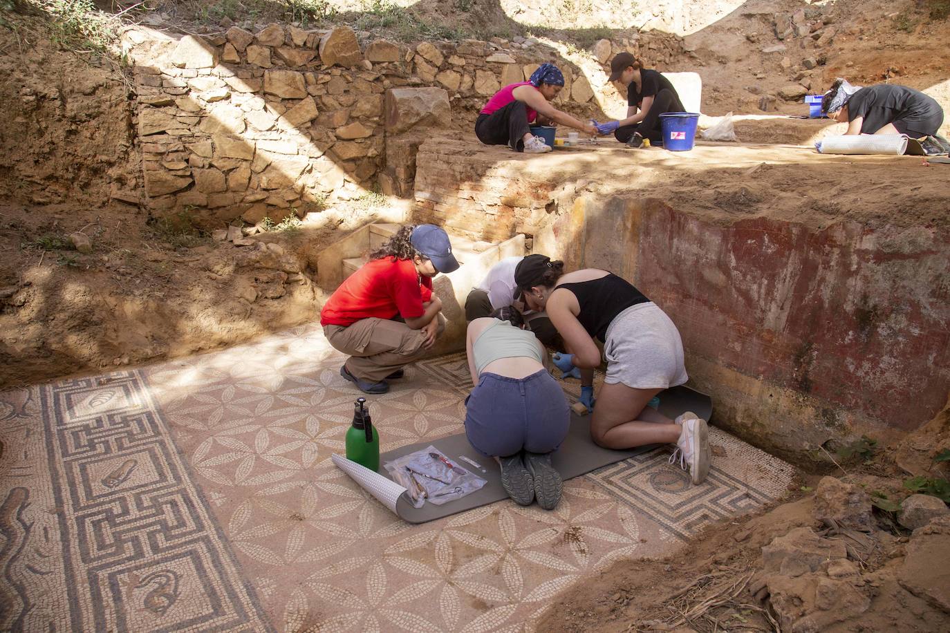 Imágenes de los estudiantes con los mosaicos de la Huerta de Otero