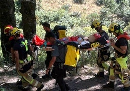 Bomberos transportando la camilla en la que llevaban inmovilizada a la herida.