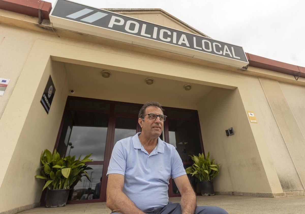 Ignacio Blanco, este lunes en la puerta principal de la sede de la Policía Local de Cáceres.