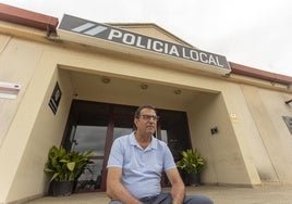 Ignacio Blanco, este lunes en la puerta principal de la sede de la Policía Local de Cáceres.