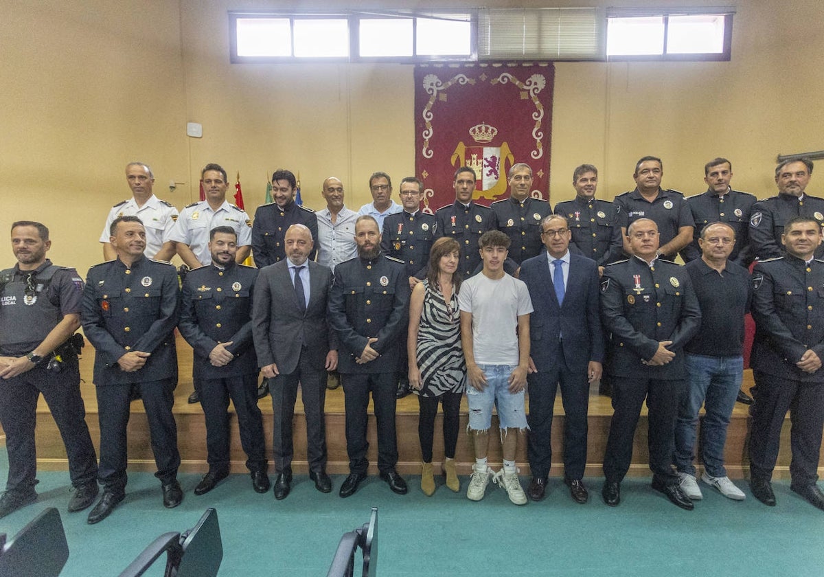 Foto de familia en la jefatura de la Policía Local, este lunes, con todos los homenajeados.