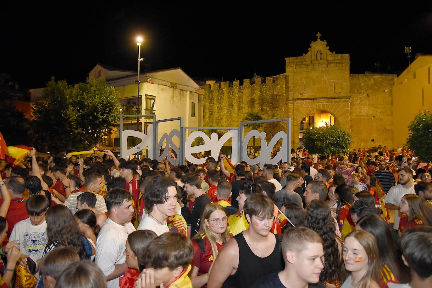 Euforia en Plasencia por la victoria de La Roja