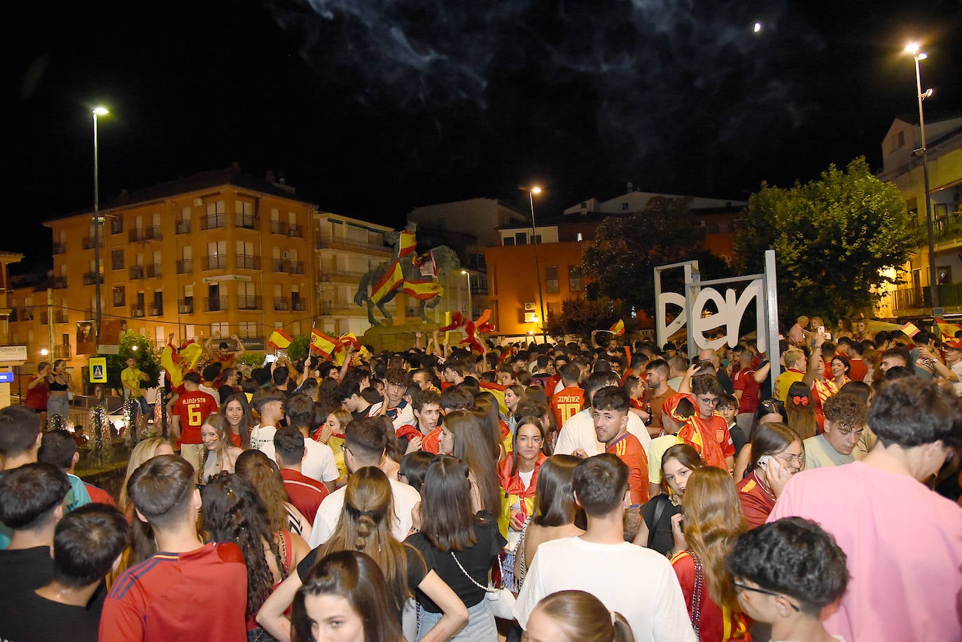 Euforia en Plasencia por la victoria de La Roja